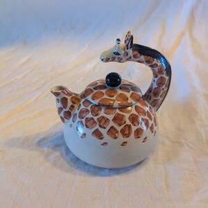 2/50$ Vintage Cream and Brown Giraffe Teapot
